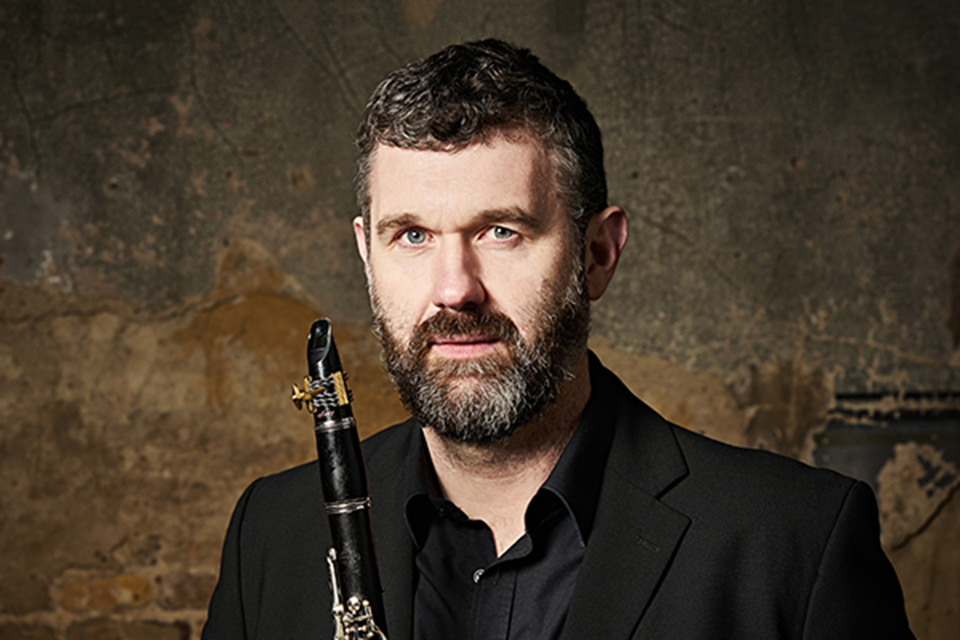 A headshot of clarinettist Matthew Hunt
