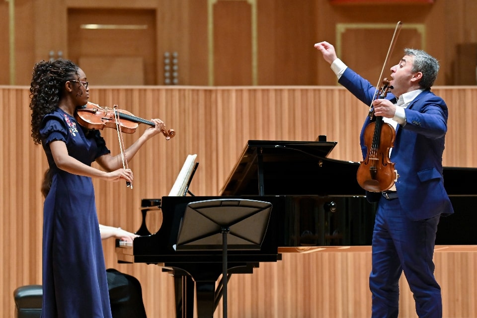 Maxim Vengerov working with an RCM student