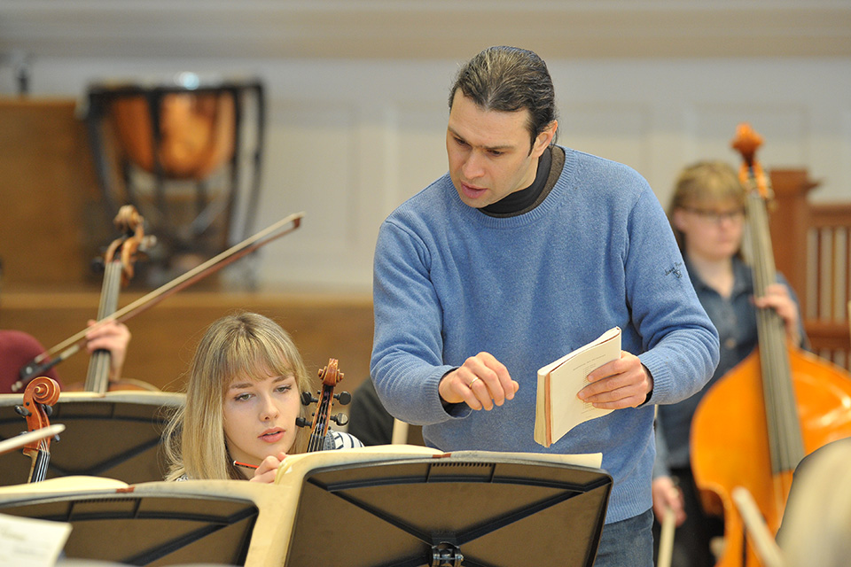 Vladimir Jurowski pointing at a student's music with two students looking at the music