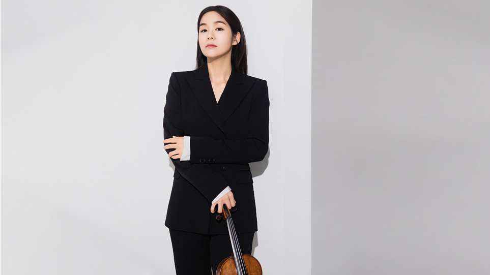 Headshot for Esther Yoo